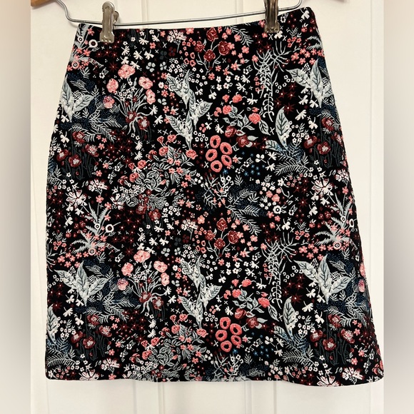 H&M BLACK FLORAL MINI SKIRT W/AN EMBROIDERED FEEL ( not‎ actually embroidered) - Picture 4 of 7